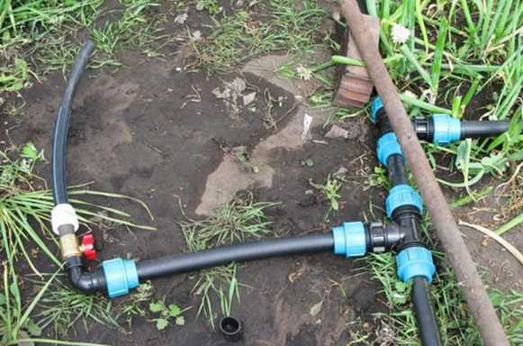 Трубопровод на огороде