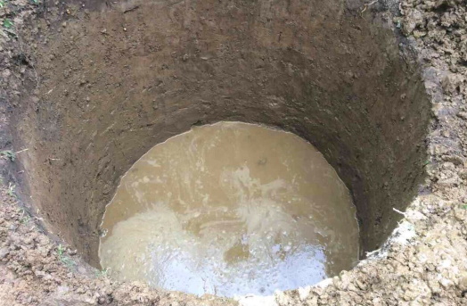 Вода в глинистой яме